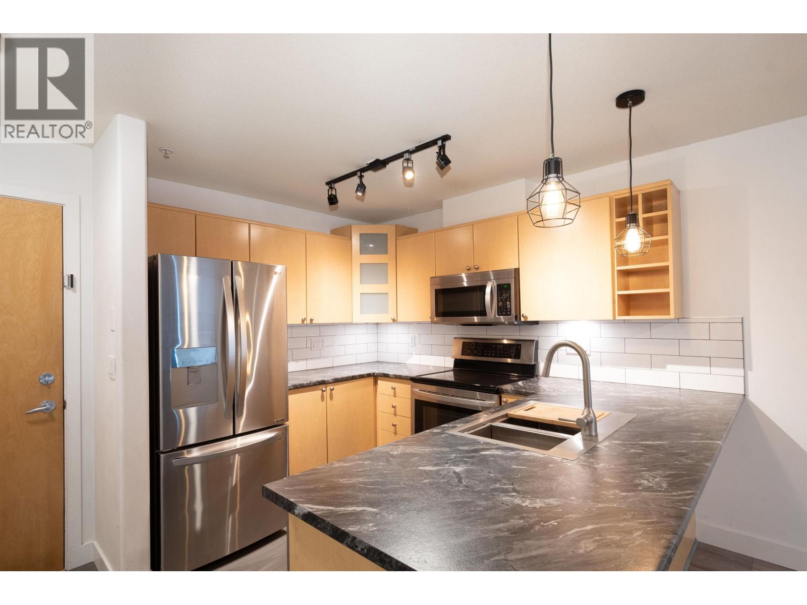 312 3136 ST JOHNS STREET — photo 5