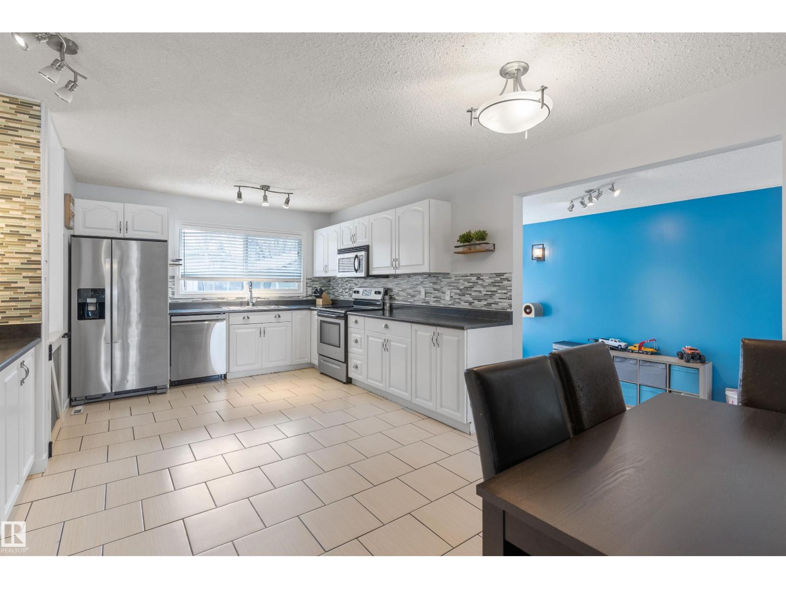 9025 95 AV - Image 11