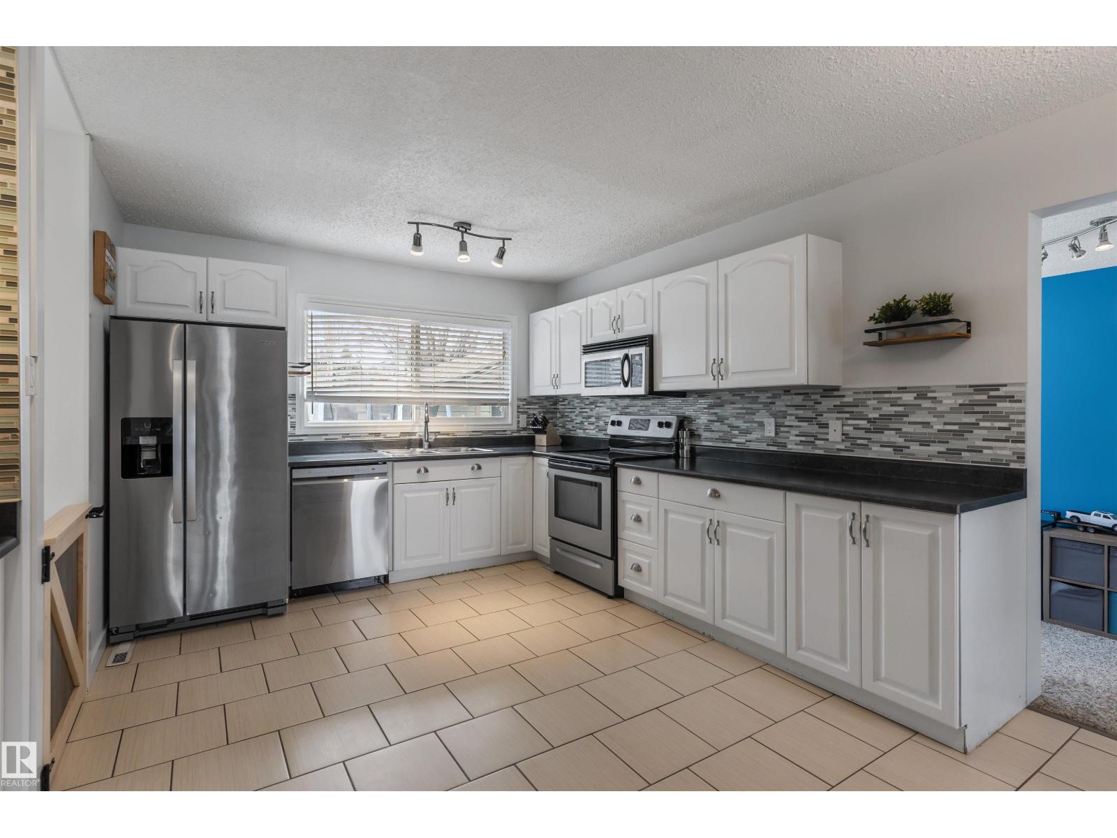 9025 95 AV - Image 12