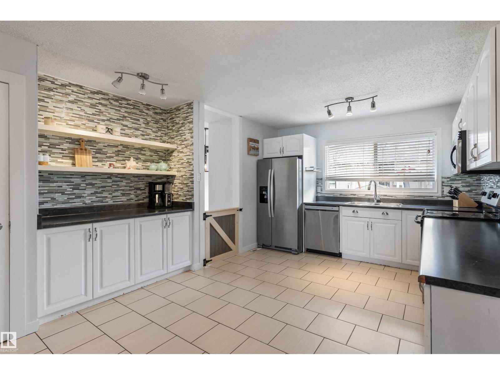 9025 95 AV - Image 13