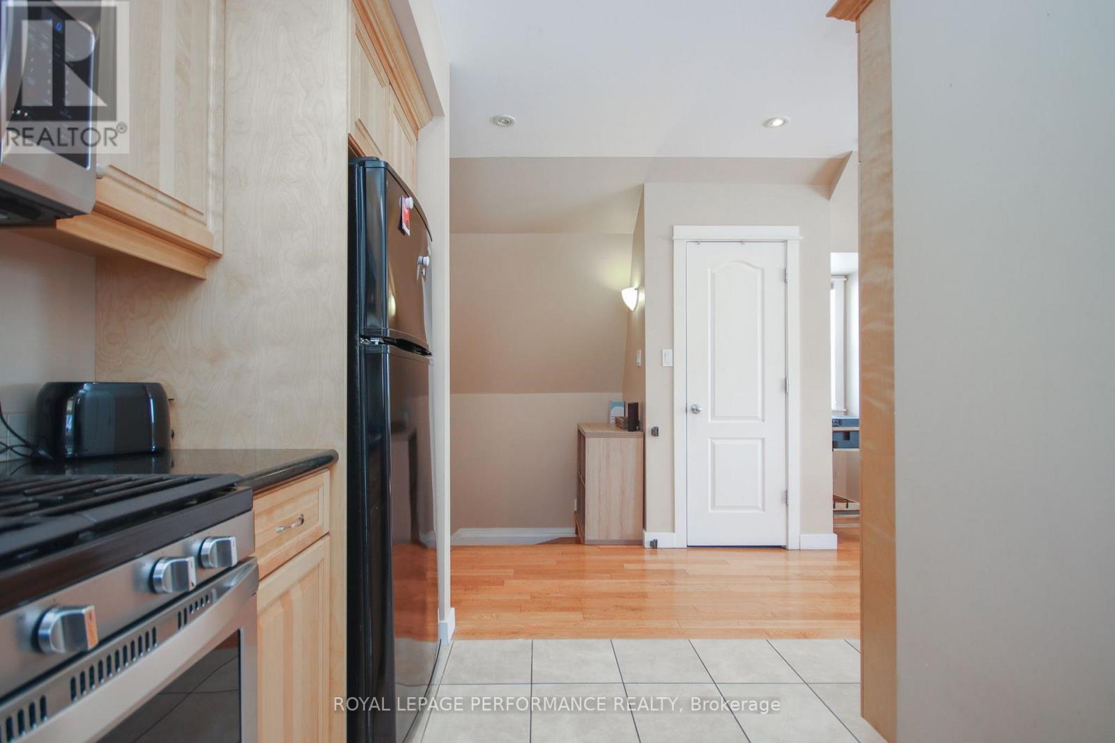 3 - 736 Cooper Street E