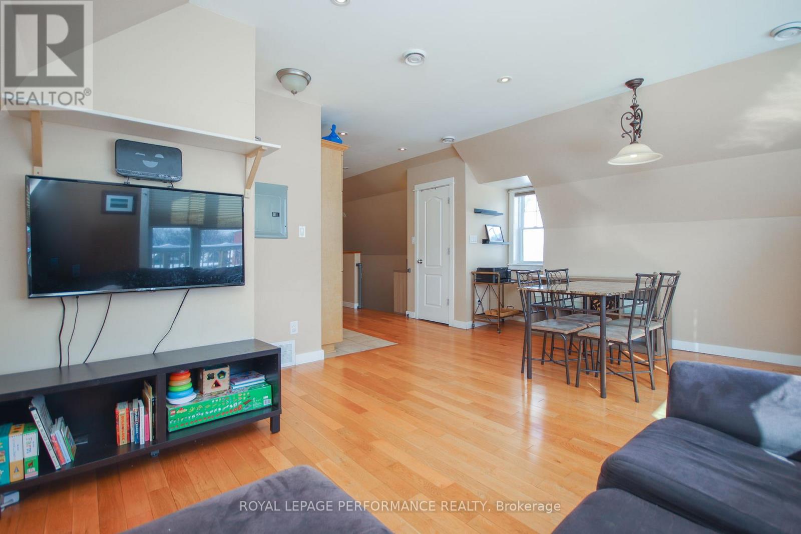 3 - 736 Cooper Street E