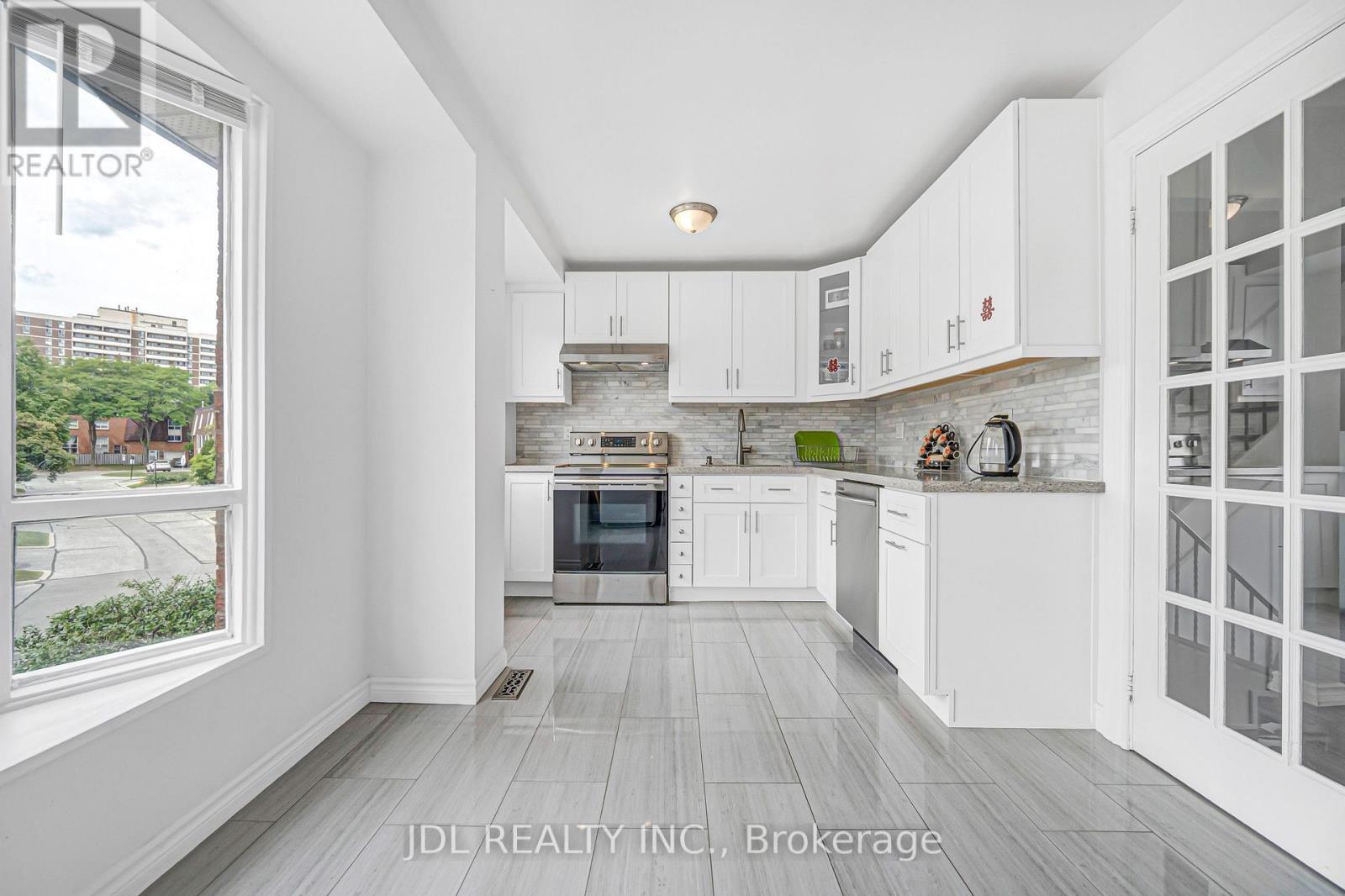 #33 100 BRIDLETOWNE CIRCLE - Image 22