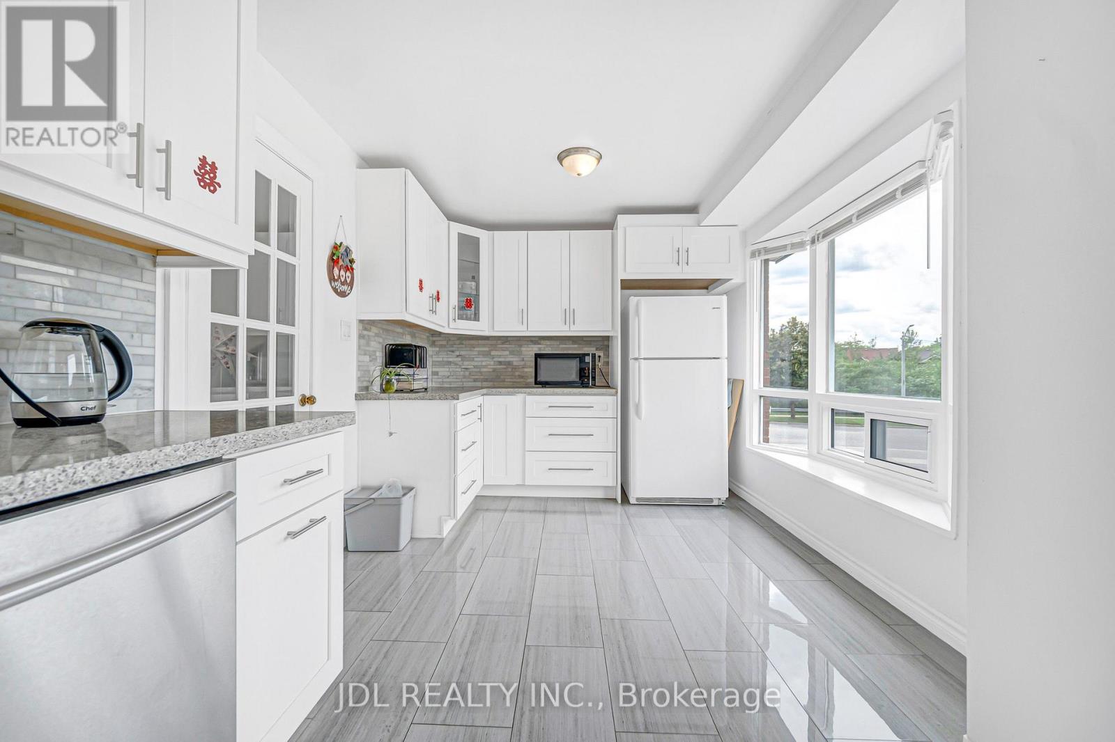 #33 100 BRIDLETOWNE CIRCLE - Image 25