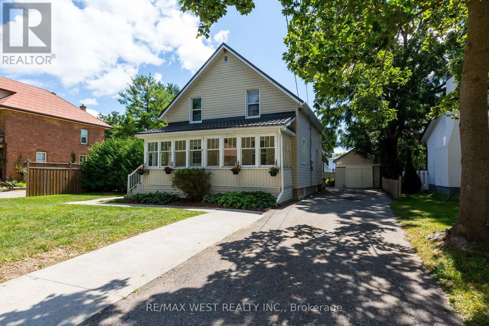 175 WELLINGTON STREET W - 2