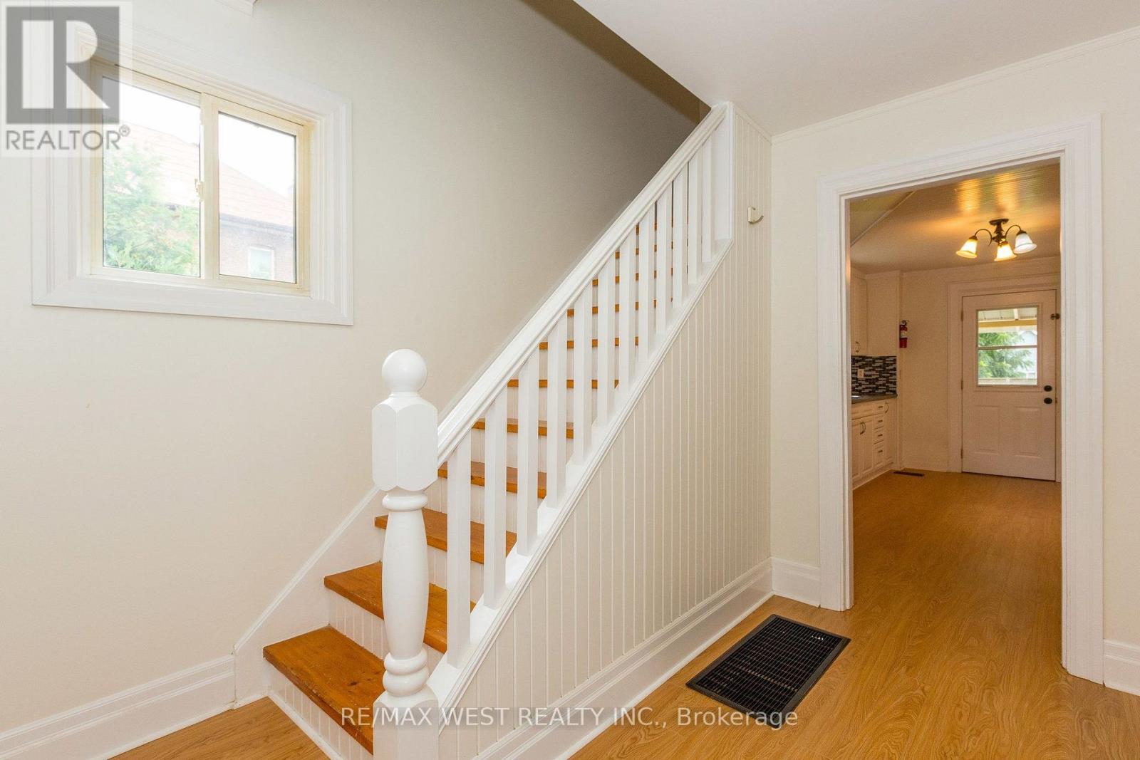 175 WELLINGTON STREET W - 5