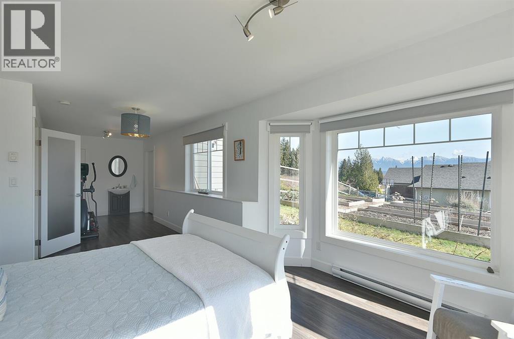 605 WOODLAND AVENUE, Gibsons