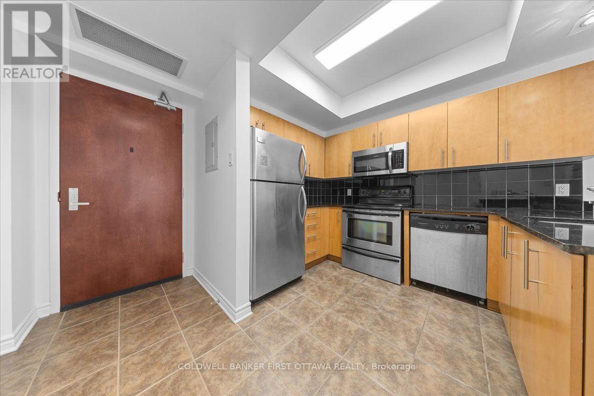 #711 200 RIDEAU STREET - 12