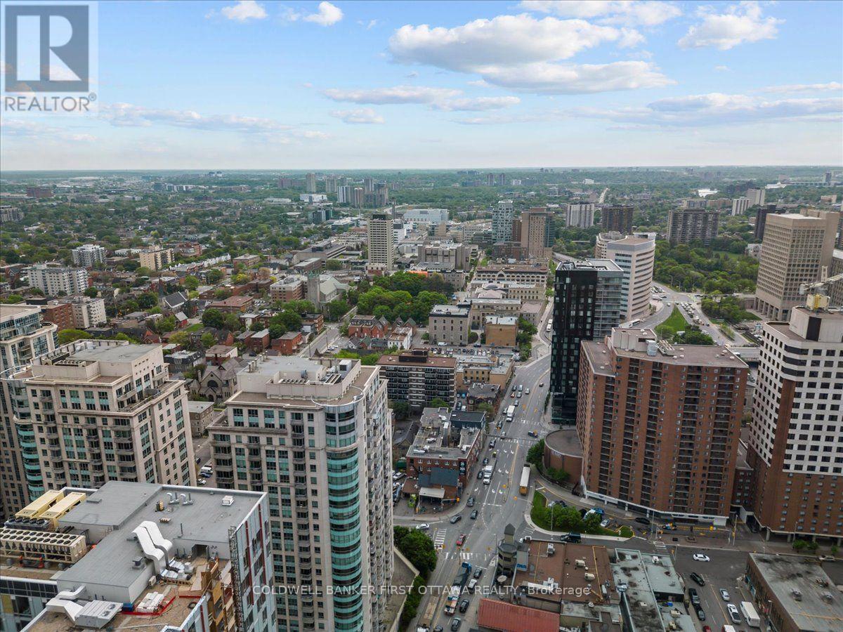 #711 200 RIDEAU STREET - 33