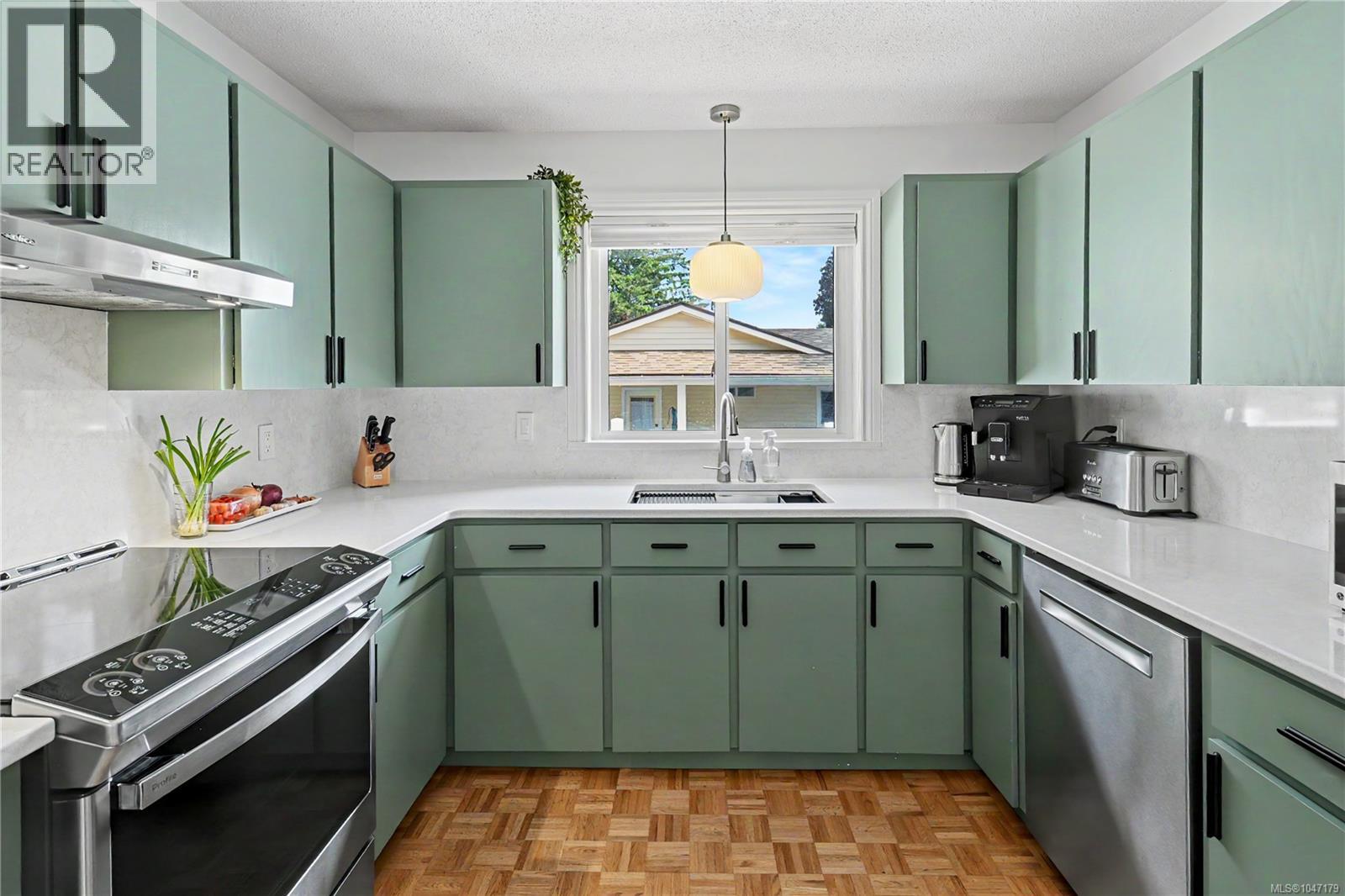 3730 Departure Bay Rd - Image 9