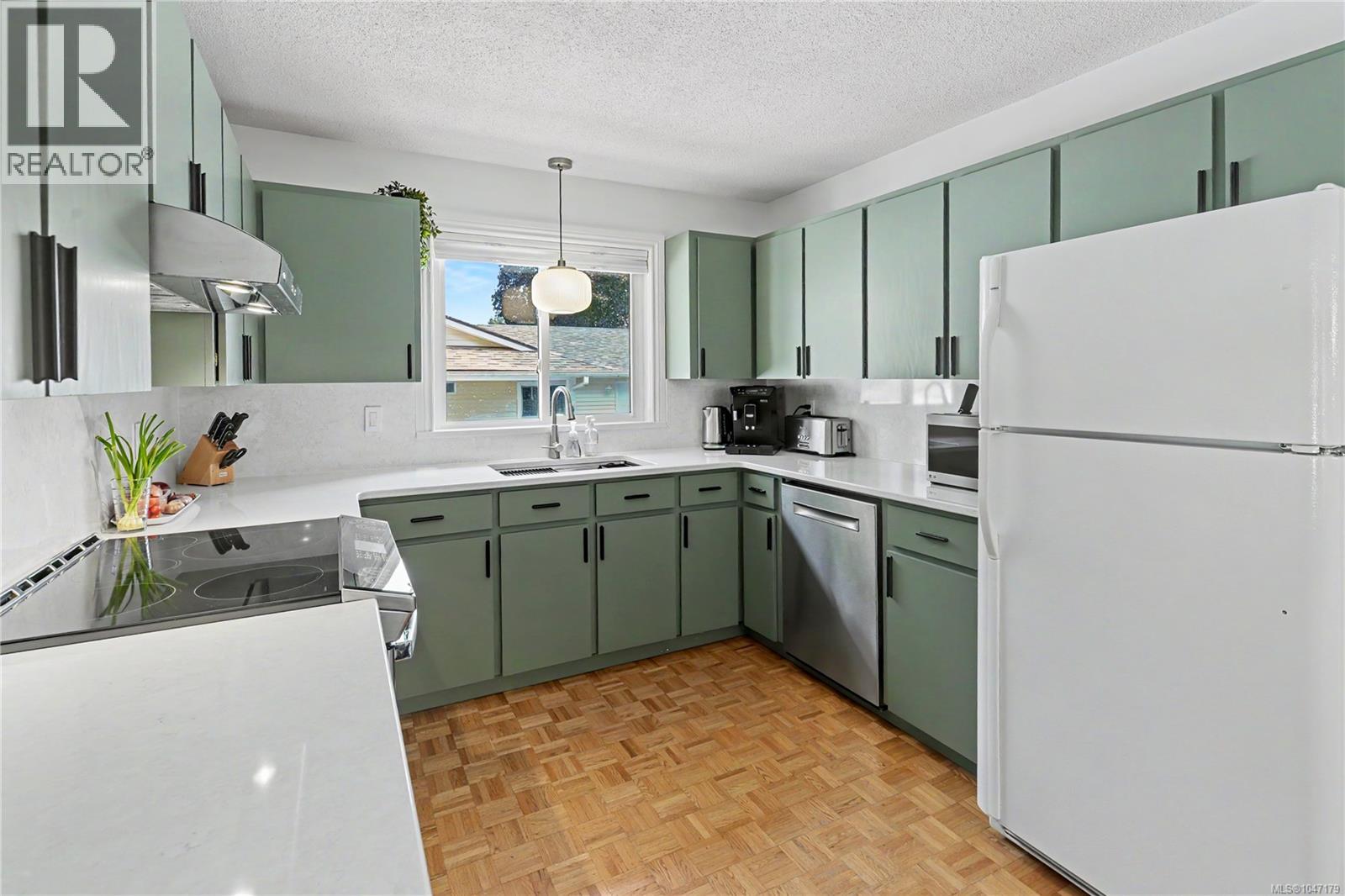3730 Departure Bay Rd - Image 11