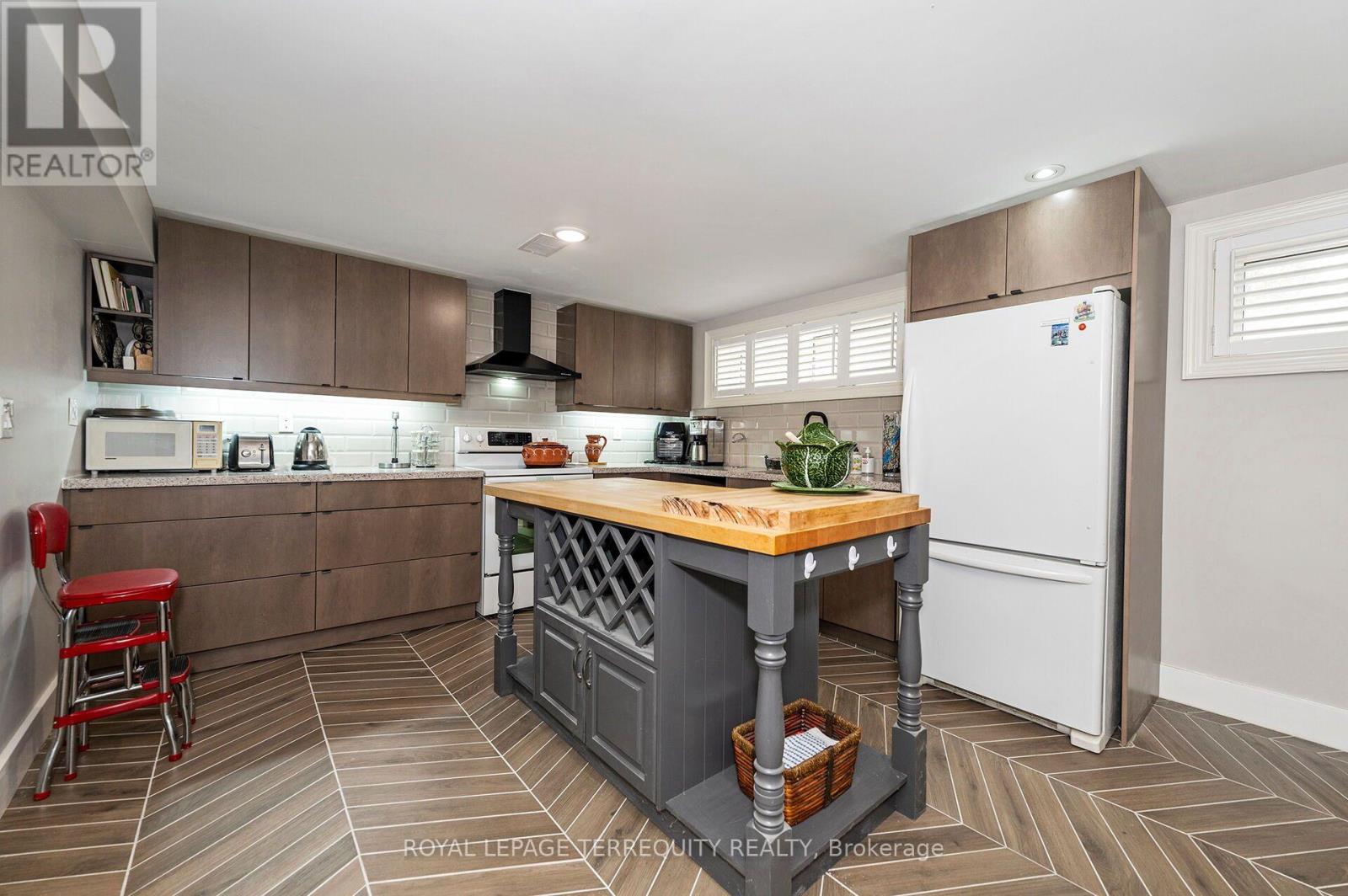 120 FALSTAFF AVENUE - 21