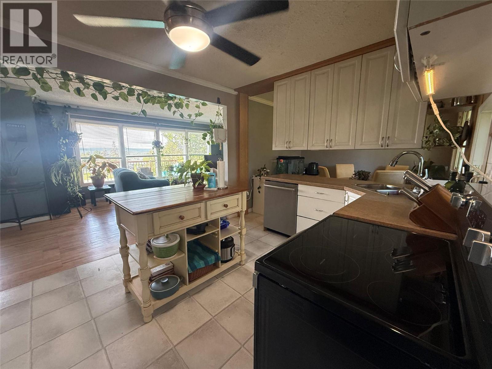 904 Cornwall Crescent - 2
