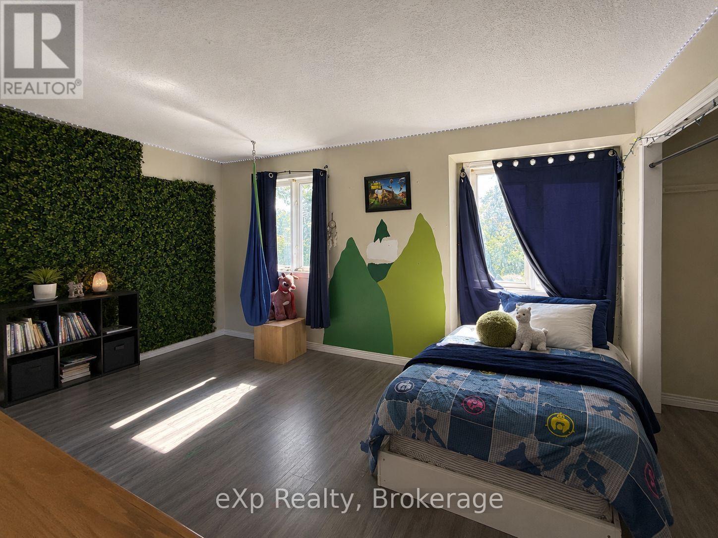 560 JOHN STREET S - 16