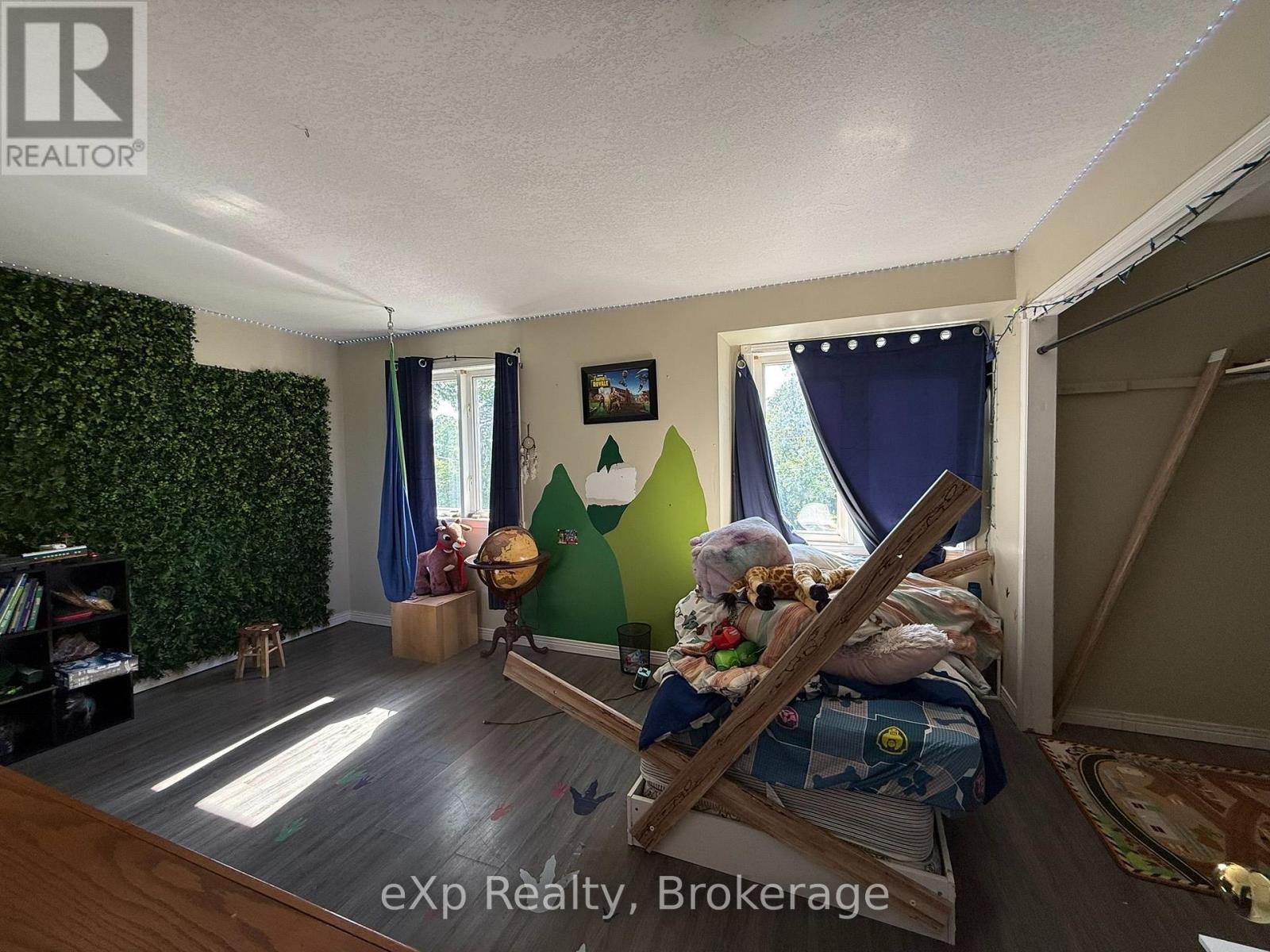 560 JOHN STREET S - 18