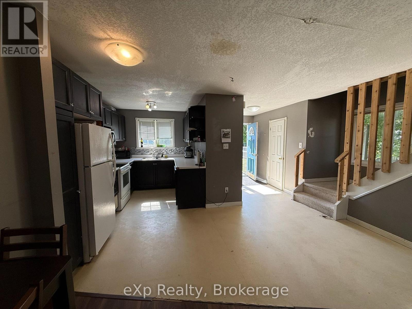 560 JOHN STREET S - Image 8