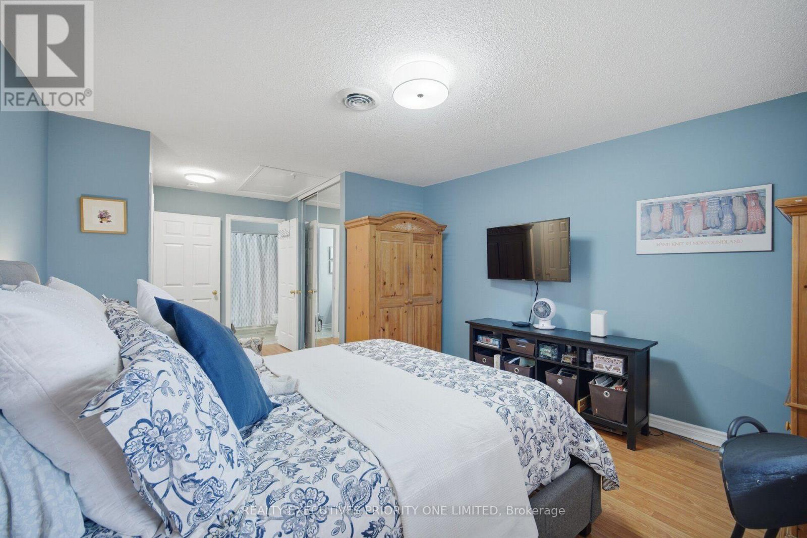 #2 77 MILL STREET E - 22