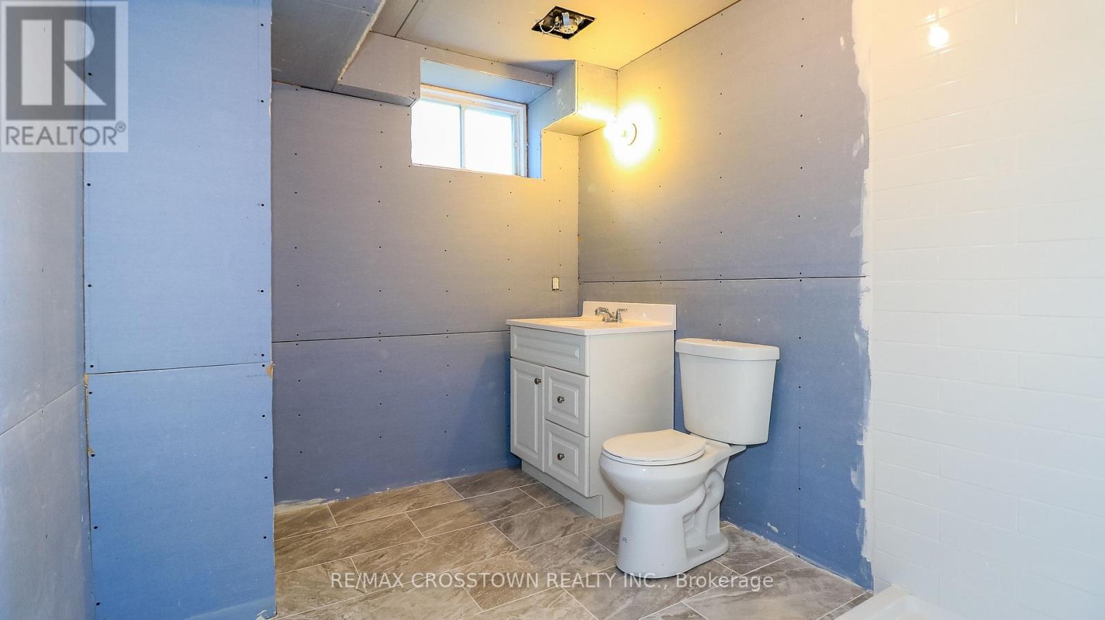 67 DONALD CRESCENT - 24