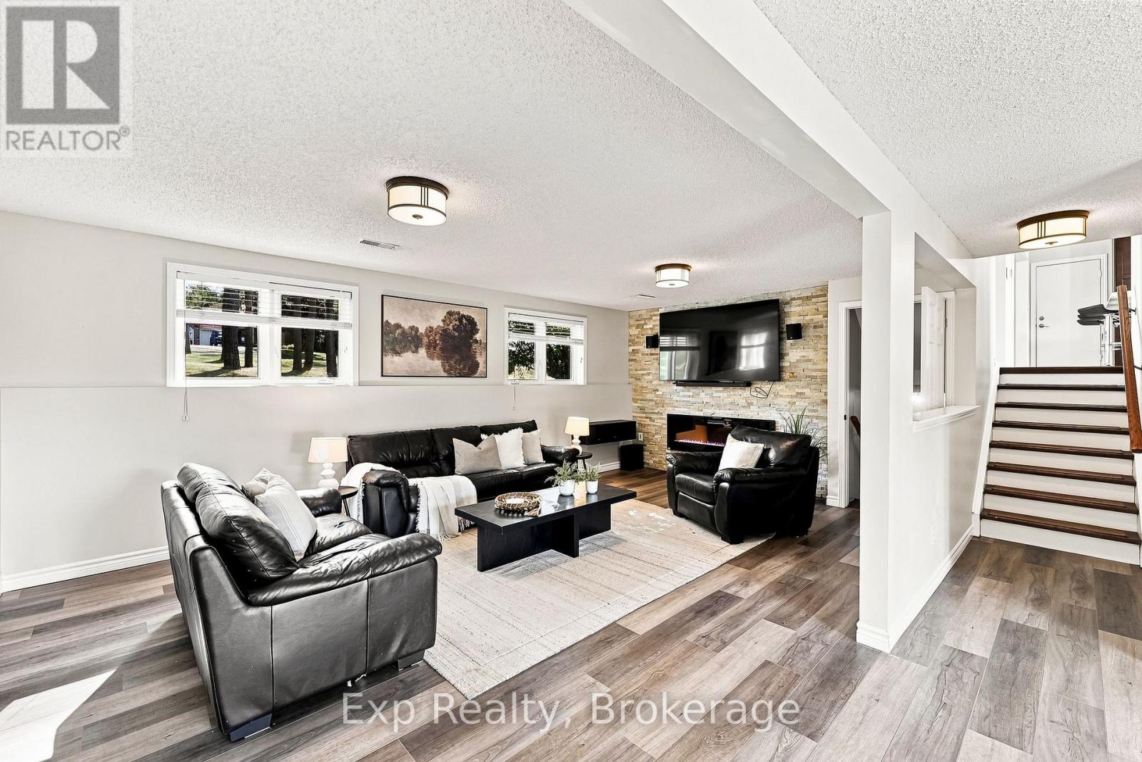 5 ROYAL ESTATES DRIVE - 26