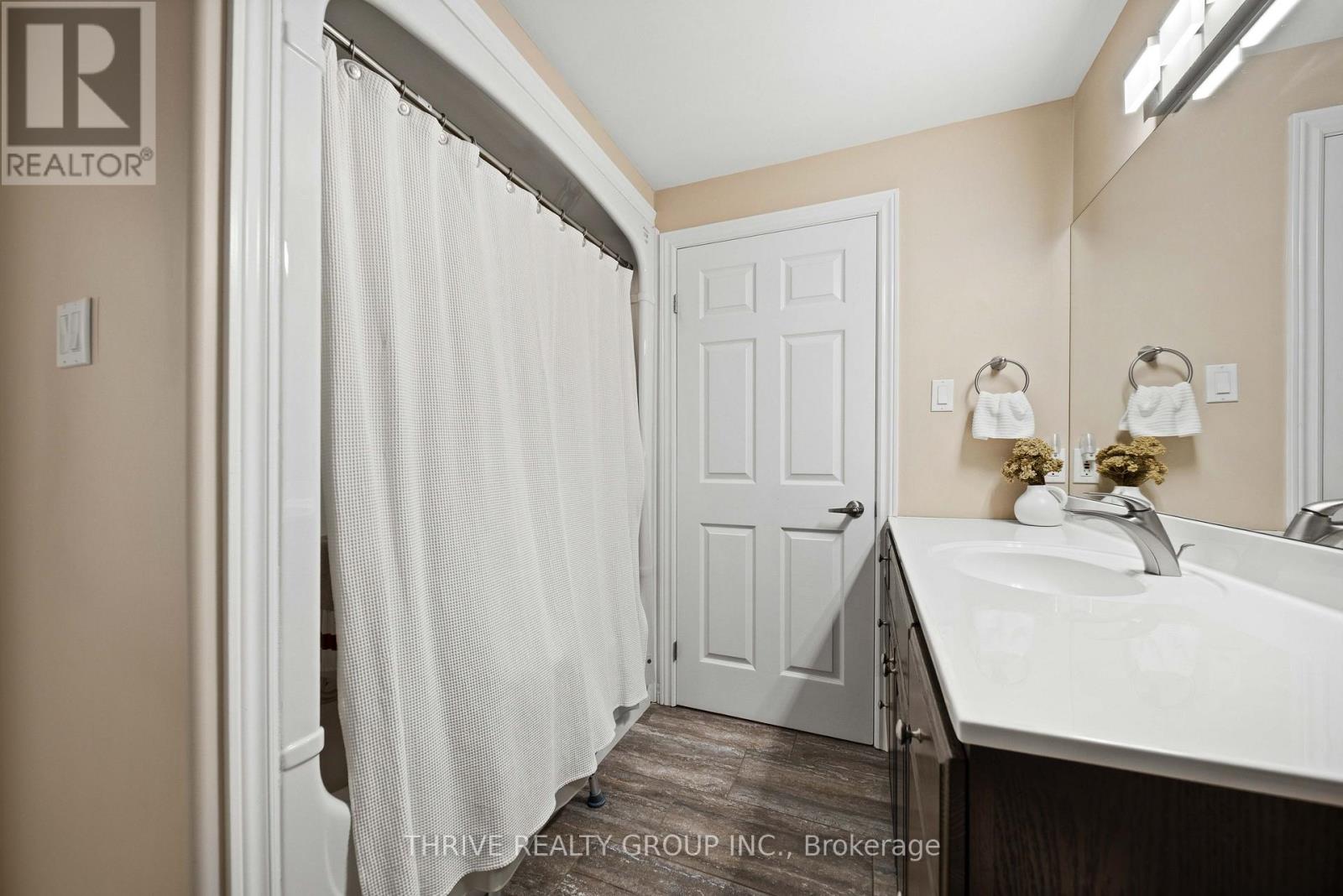 1193 THORNLEY STREET - 35