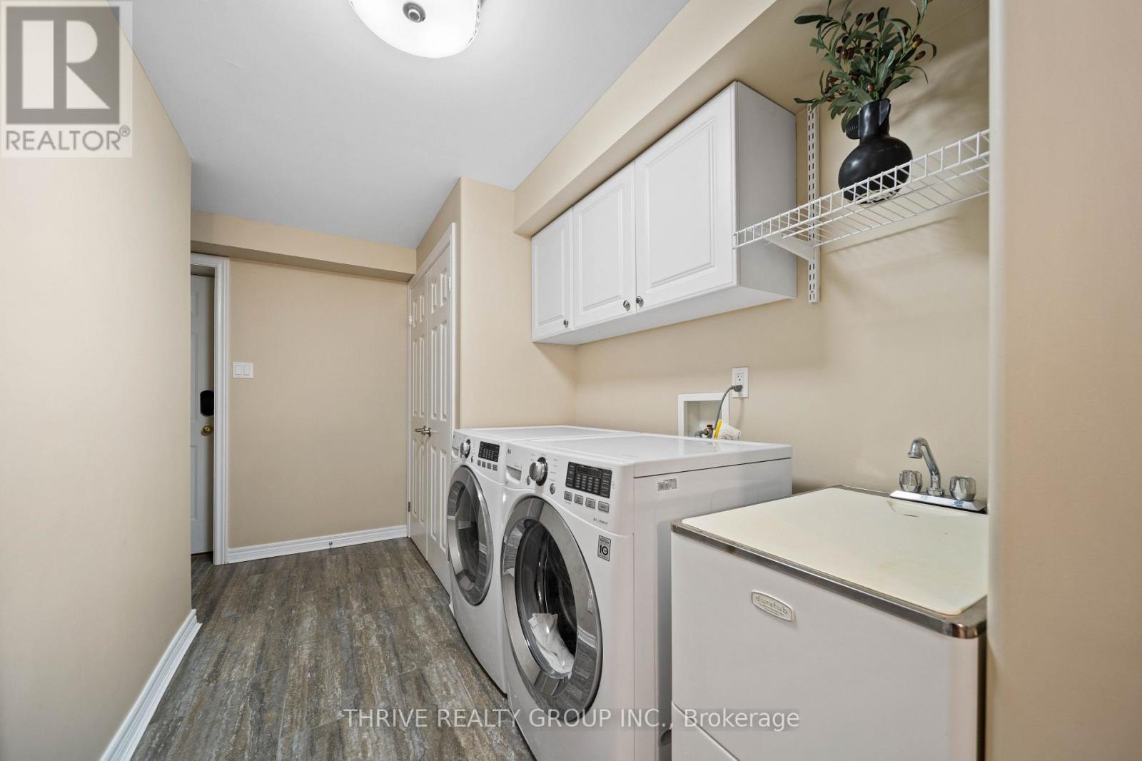 1193 THORNLEY STREET - 36