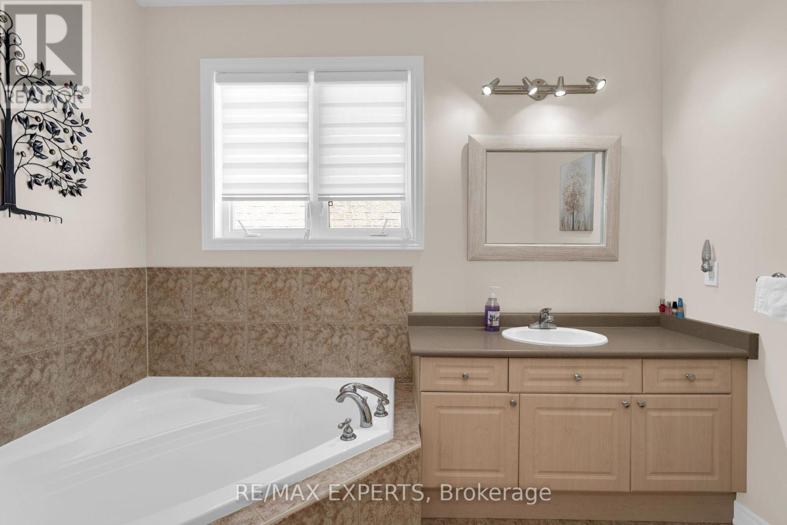 8 EVANS RIDGE - Image 25