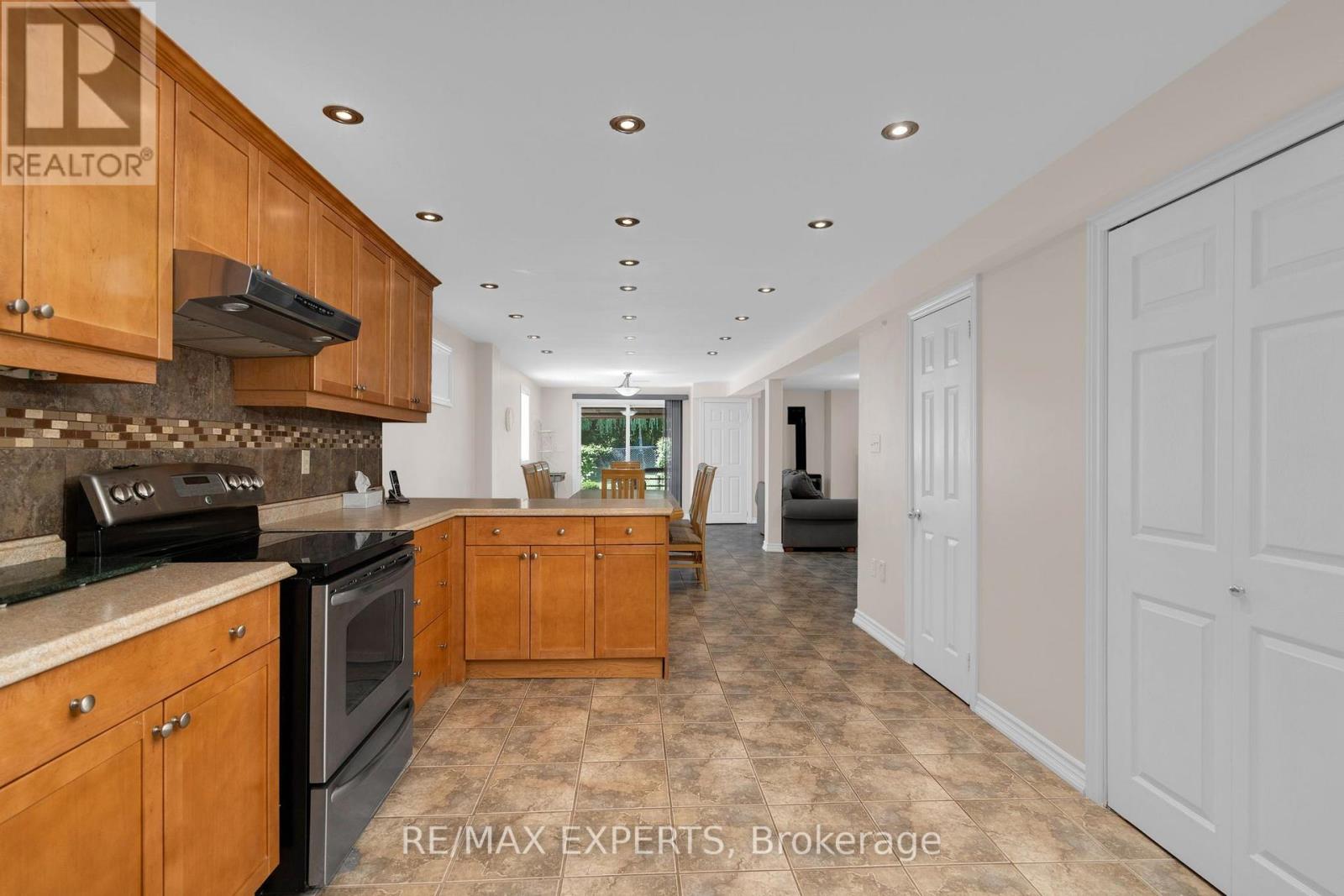 8 EVANS RIDGE - 32