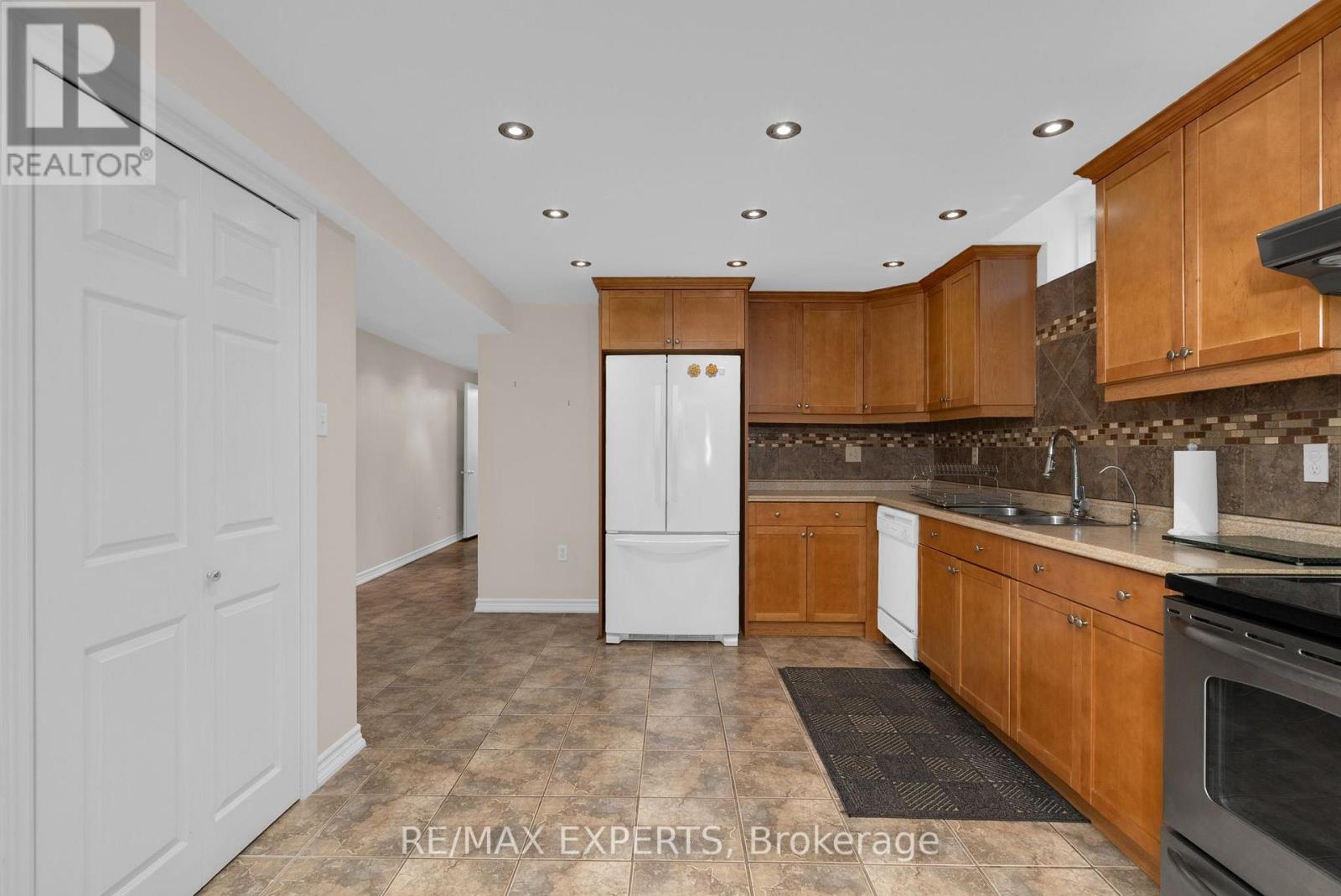 8 EVANS RIDGE - Image 33