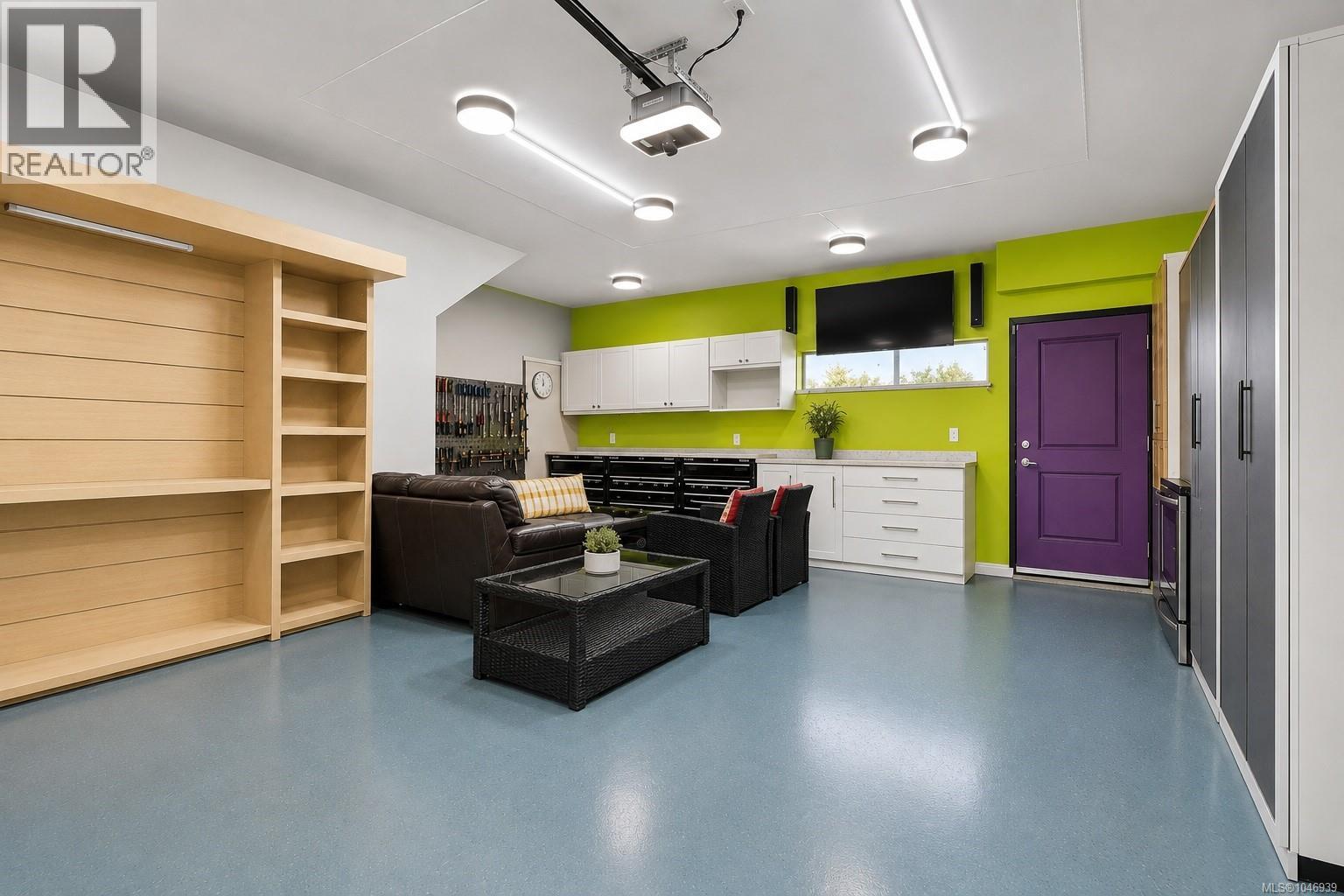 7081 East Saanich Rd - 28