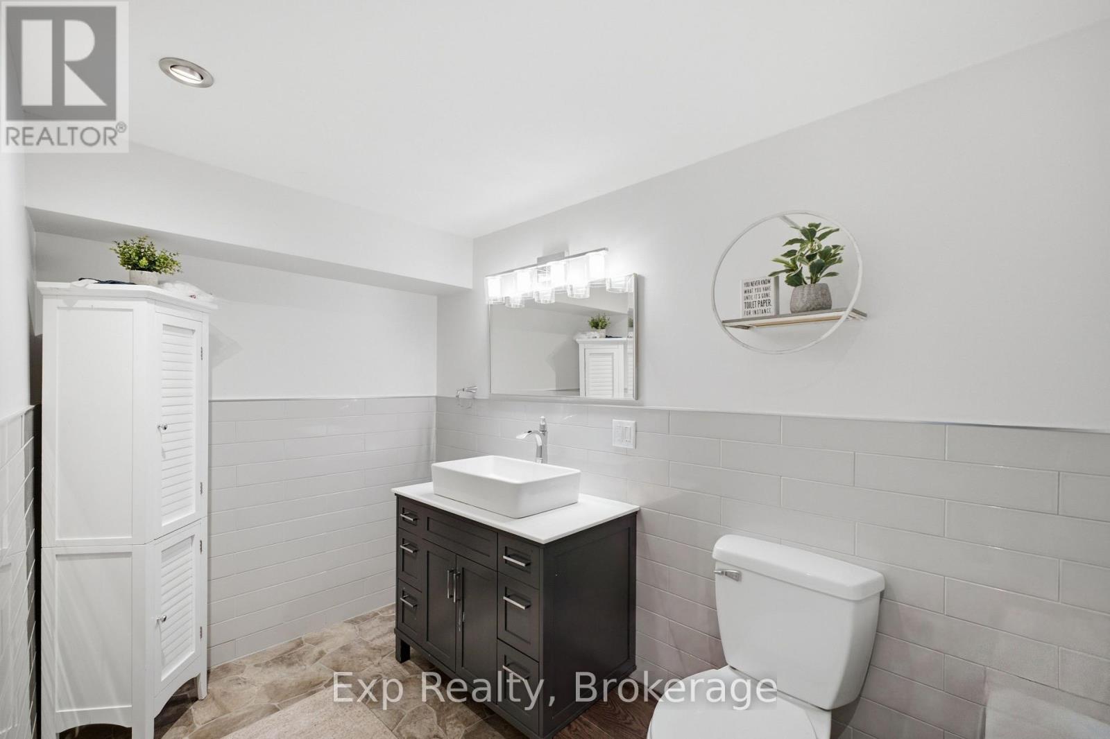 18 RAILWAY STREET - Image 32