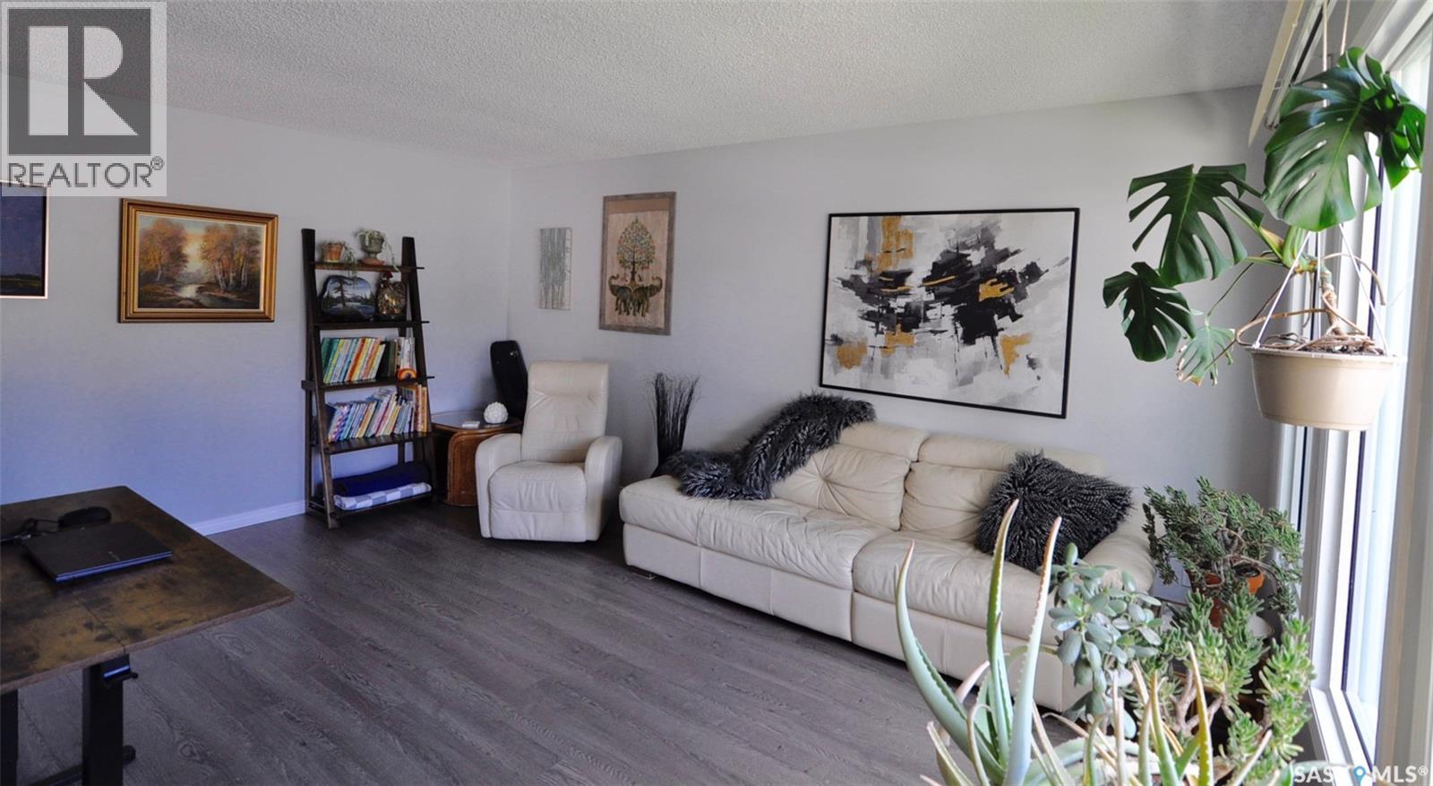 407 Wathaman CRESCENT - Image 4