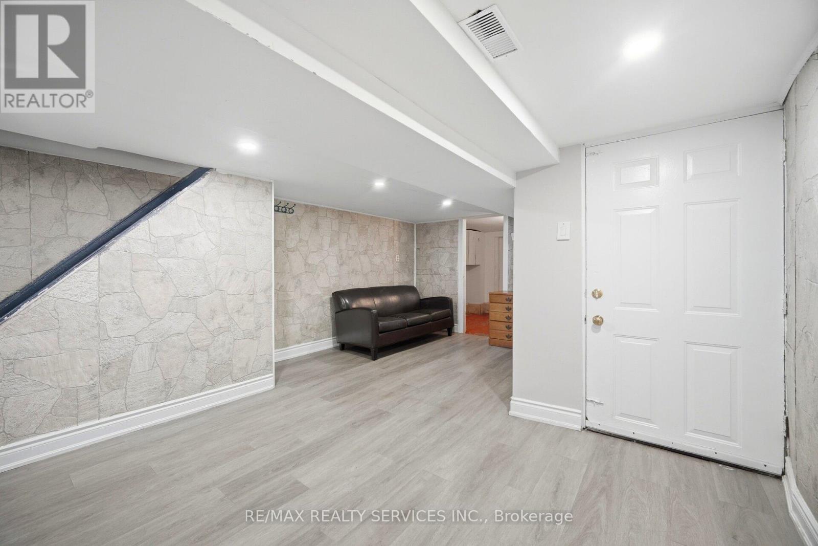 1147 DUFFERIN STREET - 32