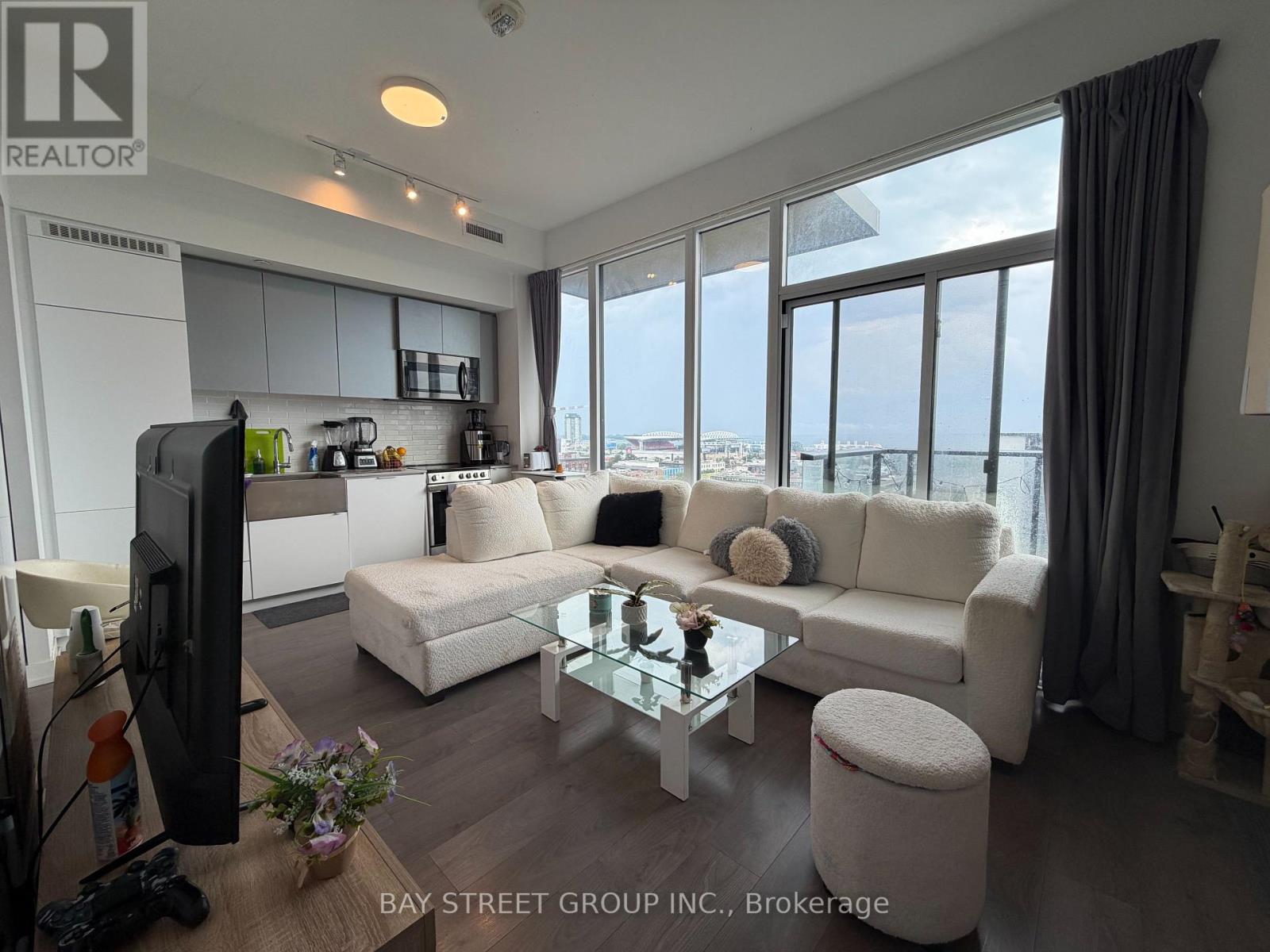 #1105 270 DUFFERIN STREET - 4
