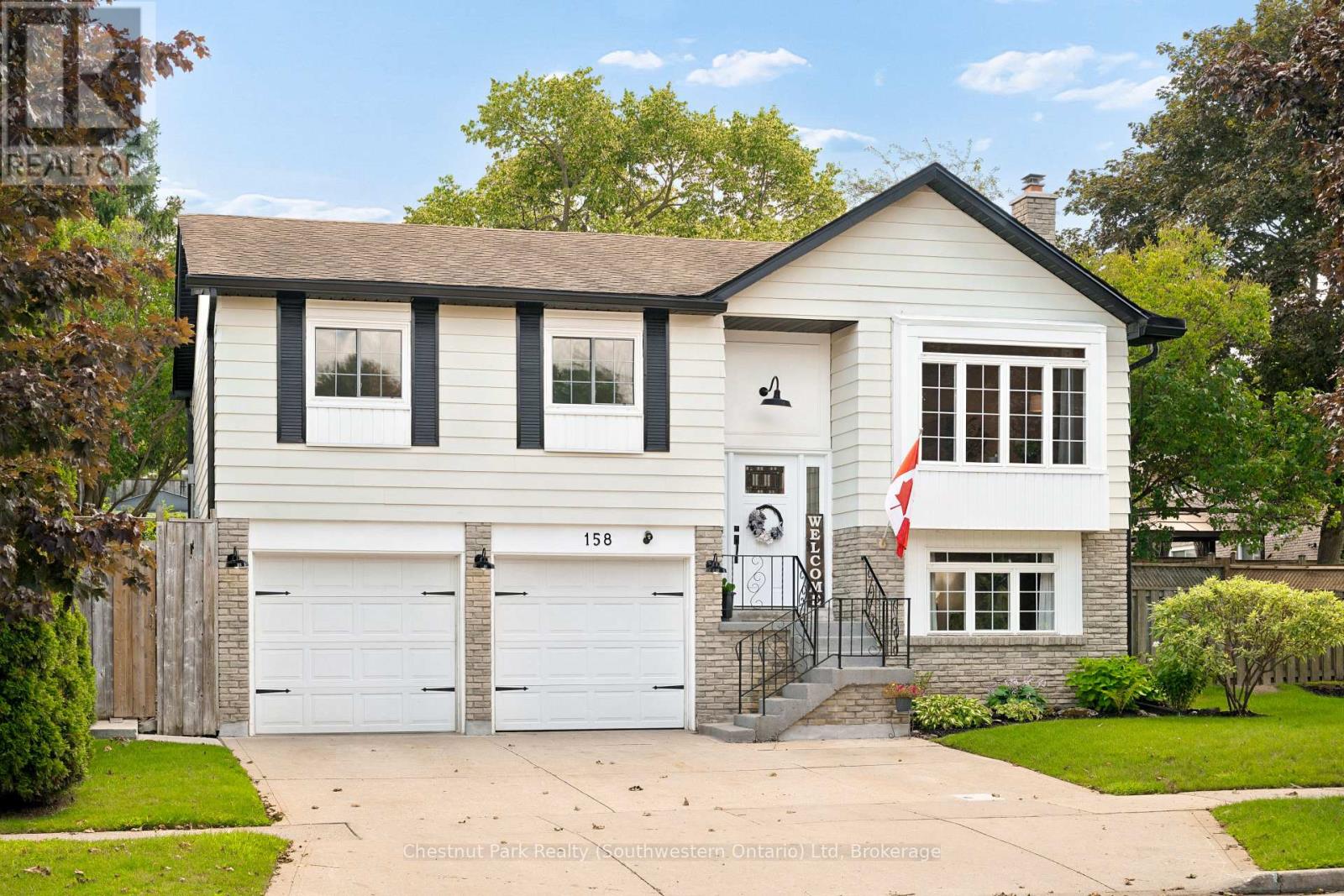 158 AUTUMN HILL CRESCENT — photo 2