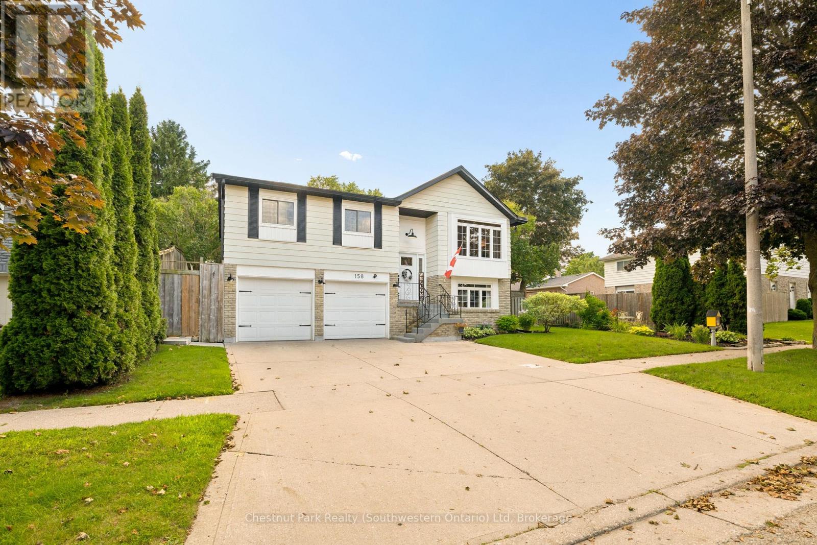 158 AUTUMN HILL CRESCENT — photo 3