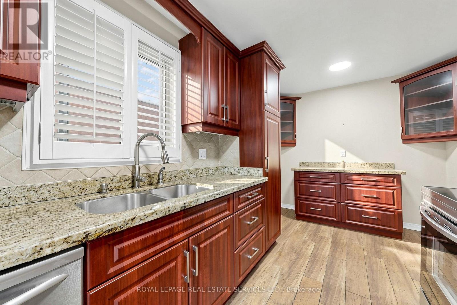 37 WOODSVIEW AVENUE - 16