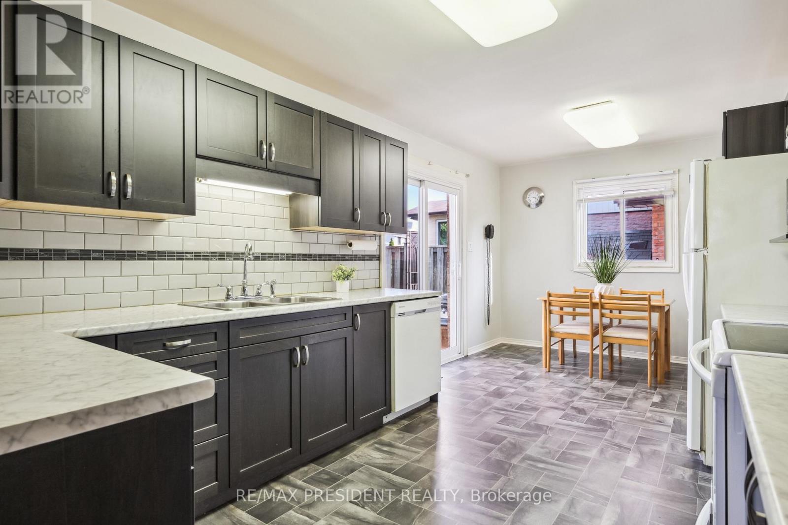 384 CENTRE STREET N - 14