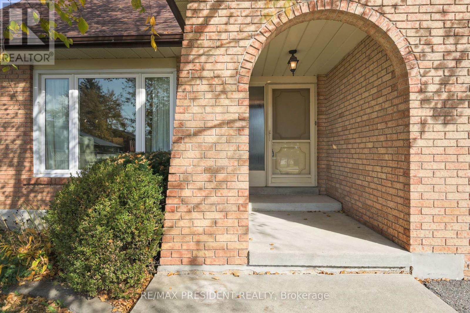 384 CENTRE STREET N - 3