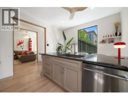 Ensuite - 1018 Mason St, Victoria, BC V8T1A3 Photo 9