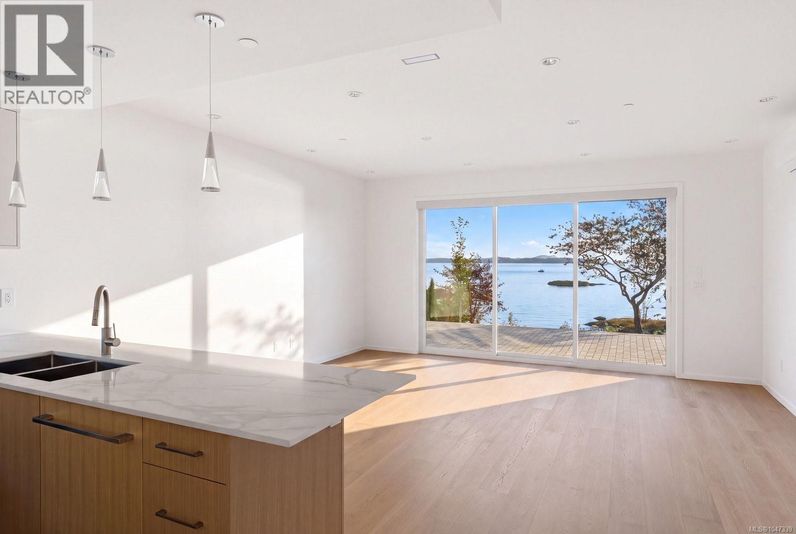 #3 2525 Rothesay Ave - 2