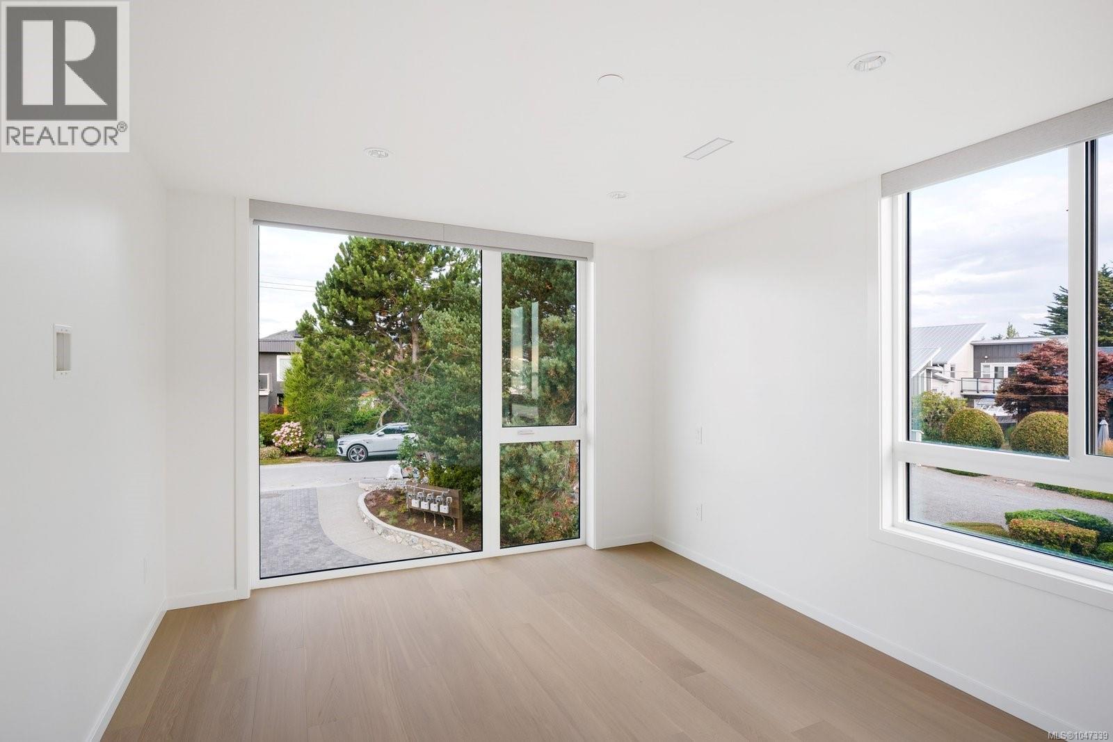 #3 2525 Rothesay Ave - 17