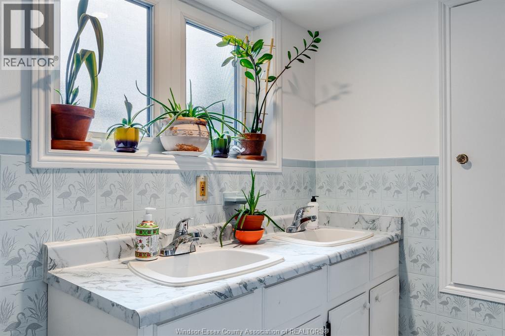 37 Elizabeth CRESCENT - 30