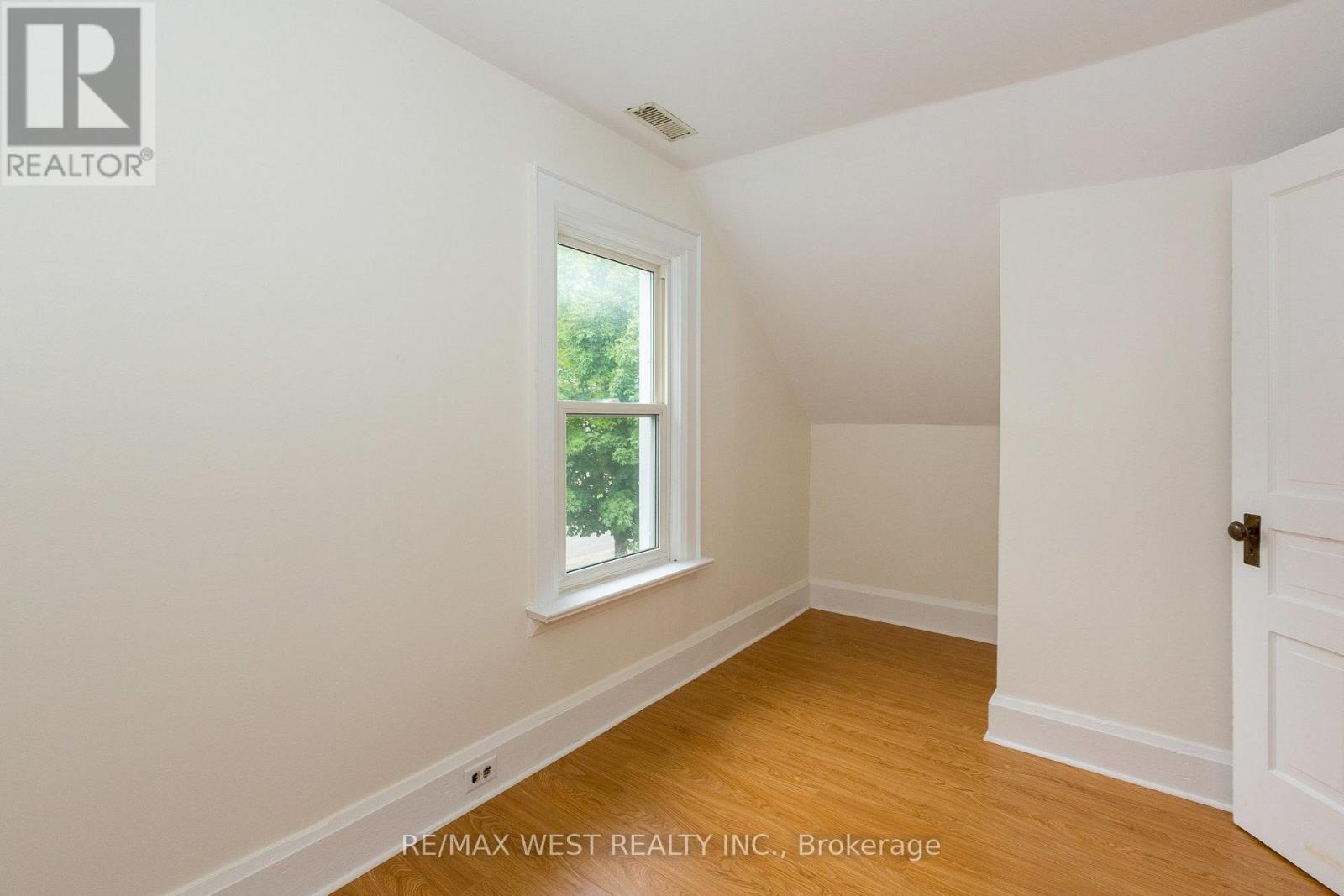 175 WELLINGTON STREET W - Image 18
