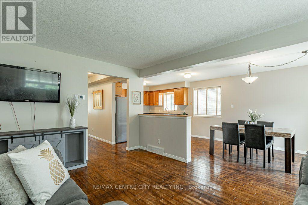 320 ROSSMORE COURT - 8