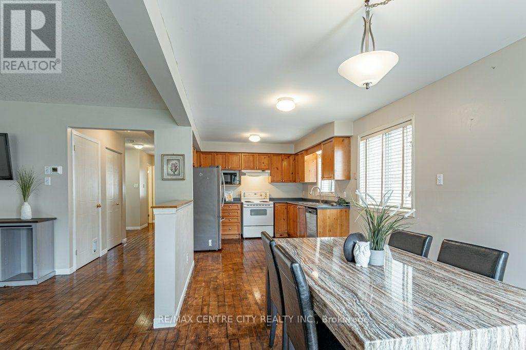 320 ROSSMORE COURT - 9
