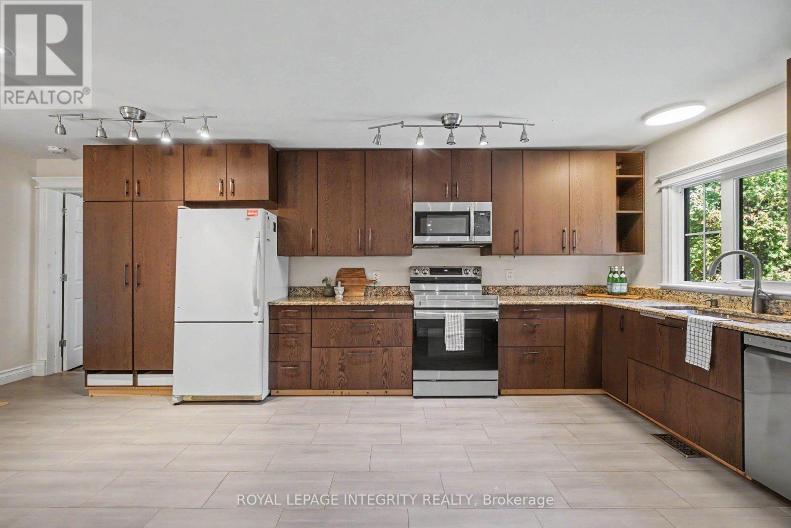 357 BAYVIEW DRIVE - Image 9