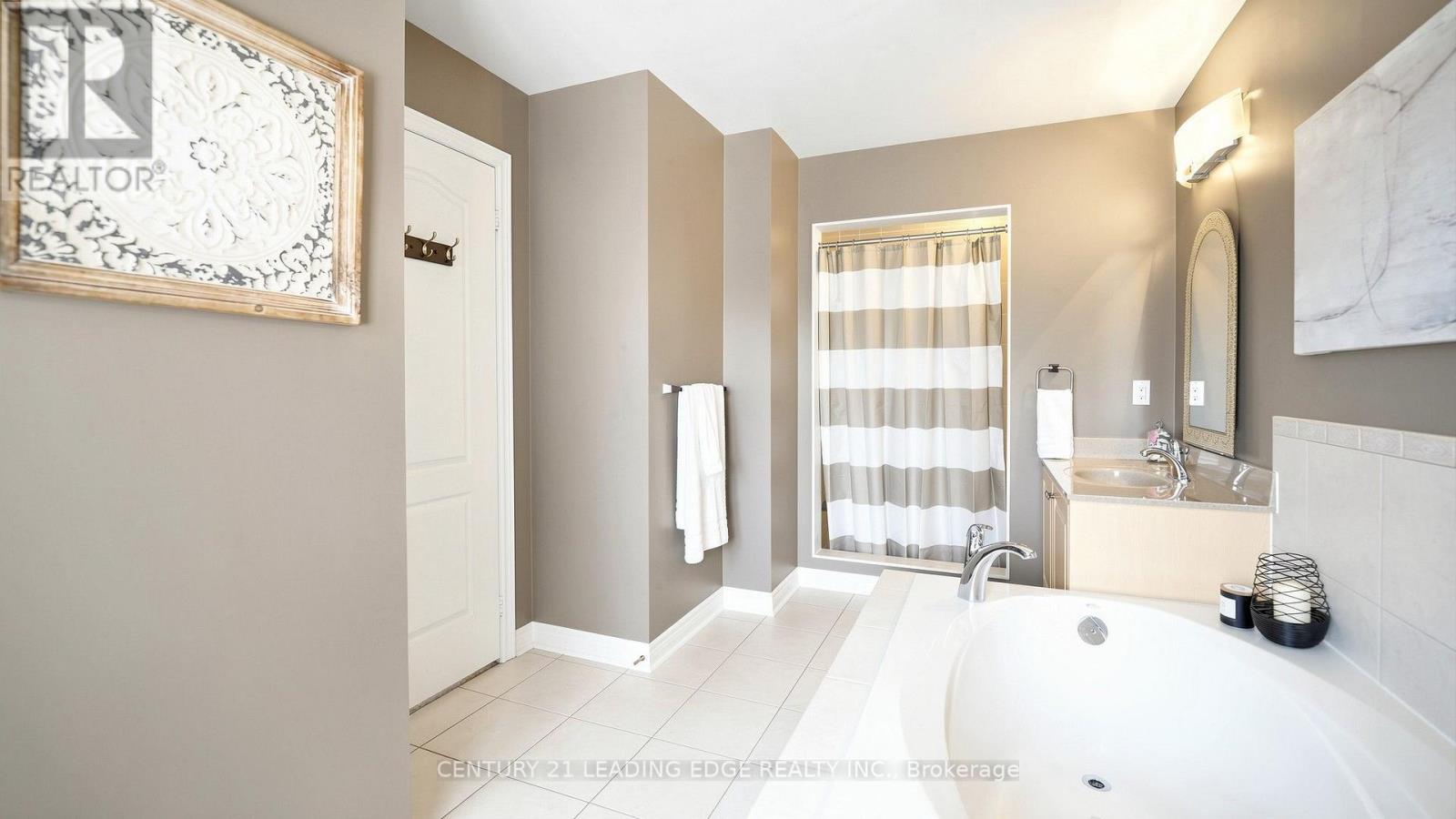 111 WAITE CRESCENT - Image 35