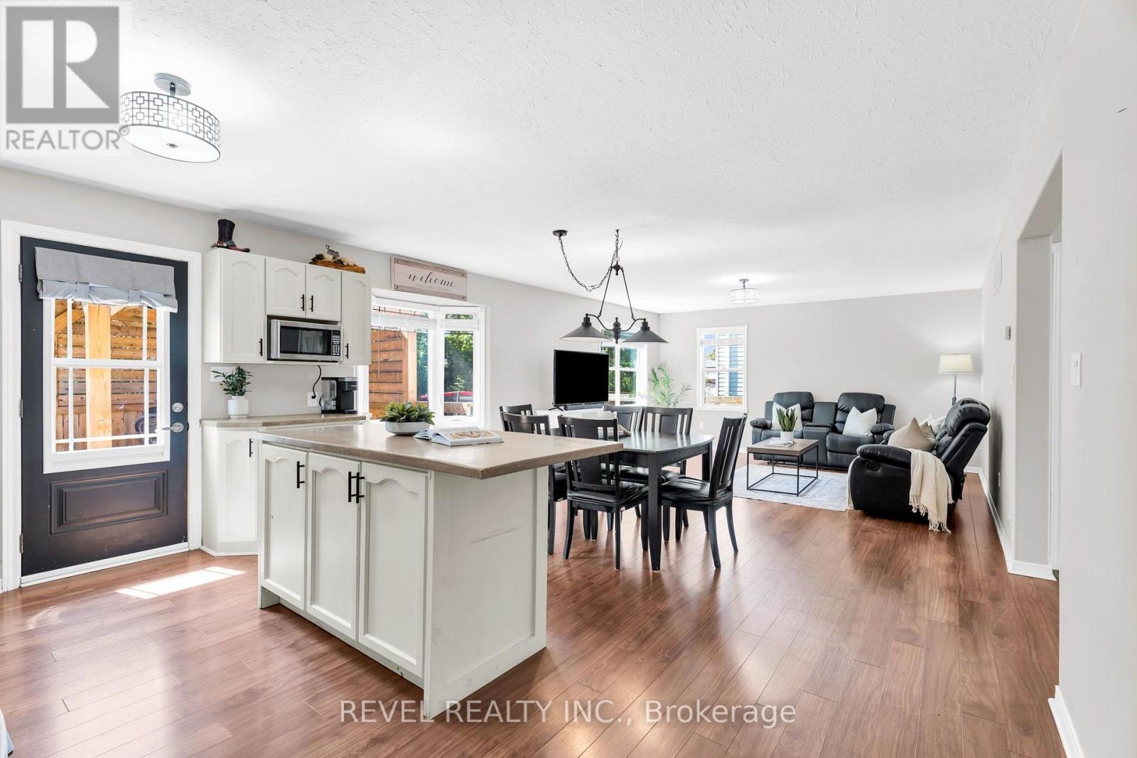 33 WILSON CRESCENT - 12