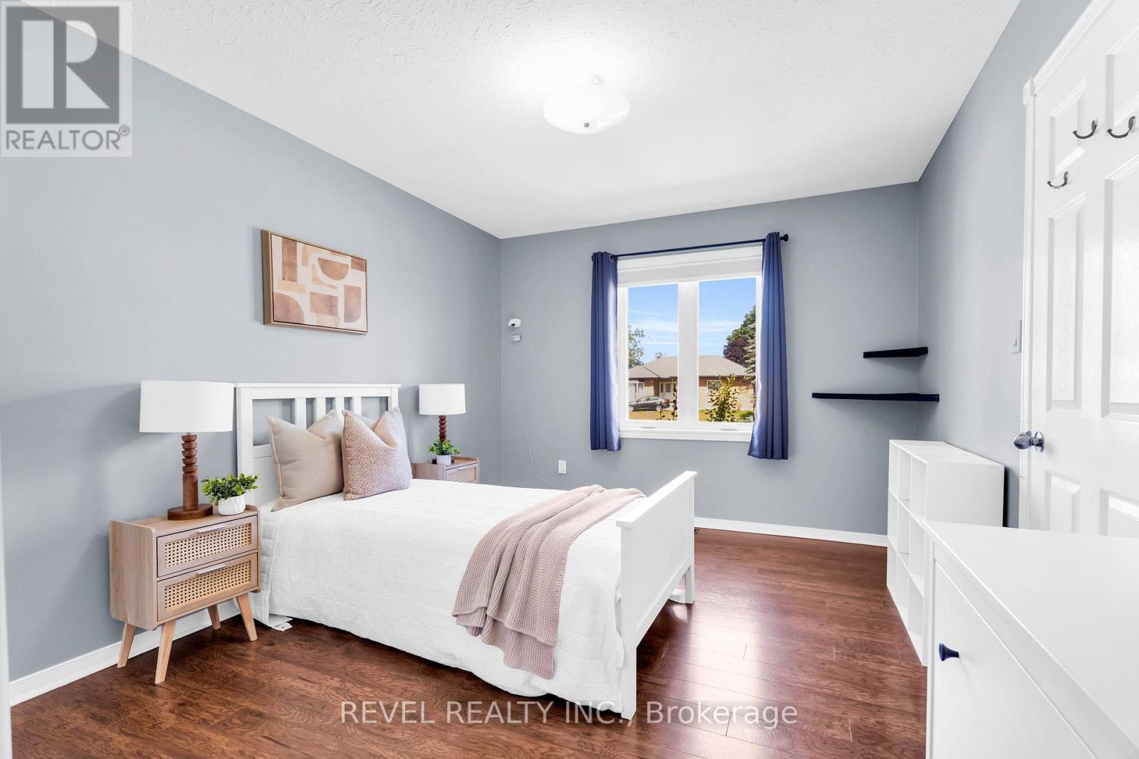 33 WILSON CRESCENT - 24