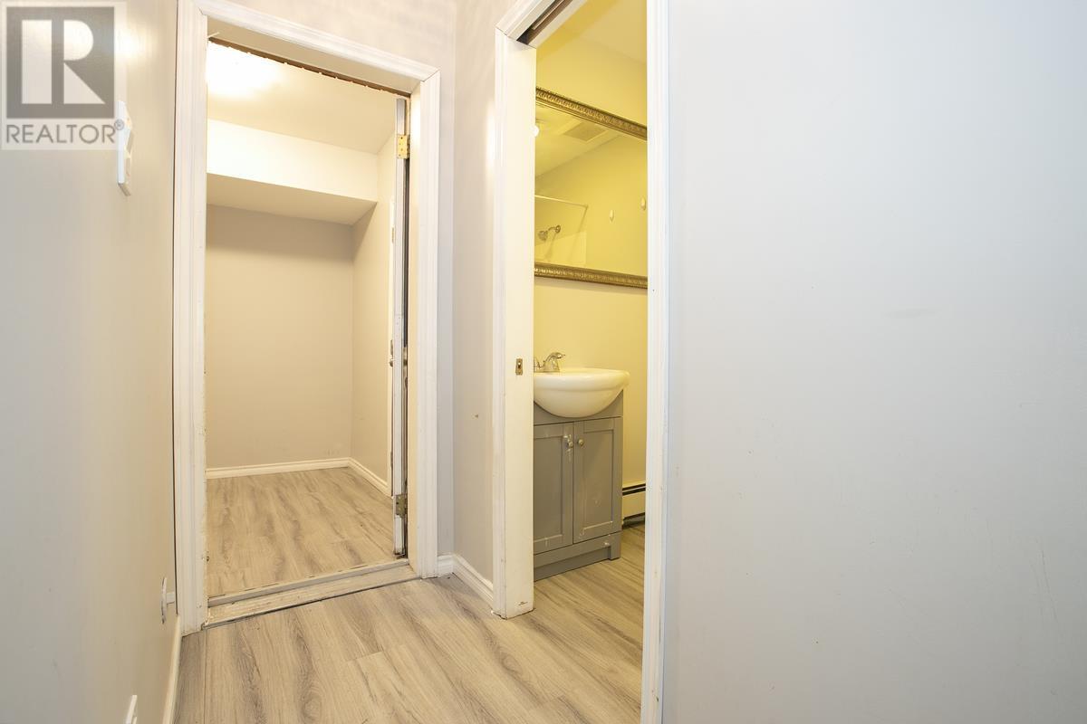 344 Wellington ST - 13